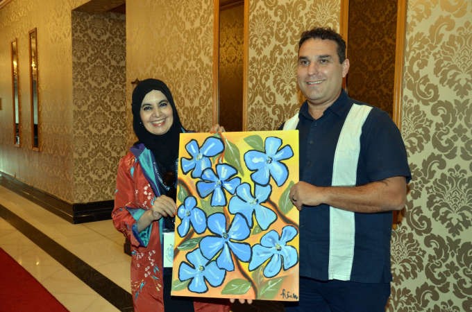 دسميرة السعد تتسلم احدى اللوحات التعليمية﻿