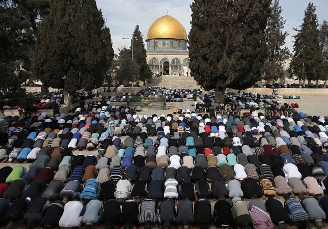 فلسطينيون يصلون الجمعة خارج مسجد قبة الصخرة في باحة المسجد الاقصى في البلدة القديمة في القدس امس افپ