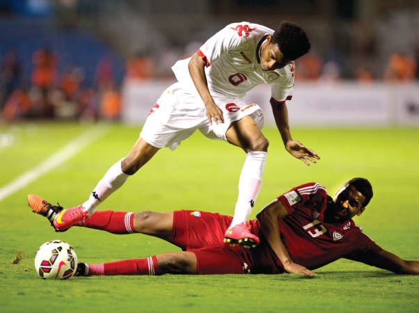 الاماراتي خميس اسماعيل يقطع الكرة امام العماني رائد ابراهيم الازرق كوم