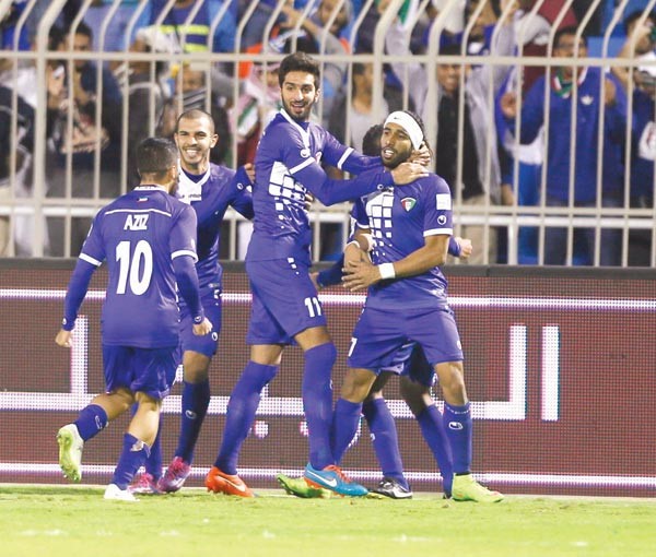فهد العنزي يحتفل مع اللاعبين بعد احرازه هدف الازرقالازرق كوم