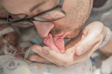 بالفيديو.. لحظات مؤثرة لأب يغني لطفله الرضيع أثناء احتضاره