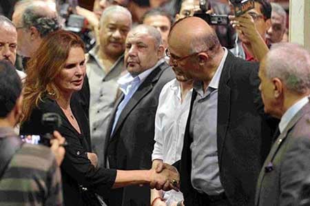 بالصور.. حشد النجوم في عزاء معالي زايد.. زينة تتشاجر مع الصحفيين.. ومحمد رمضان يثير أزمة