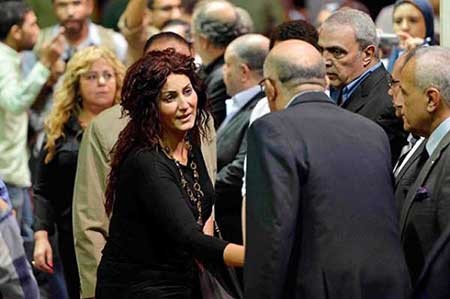 بالصور.. حشد النجوم في عزاء معالي زايد.. زينة تتشاجر مع الصحفيين.. ومحمد رمضان يثير أزمة