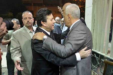 بالصور.. حشد النجوم في عزاء معالي زايد.. زينة تتشاجر مع الصحفيين.. ومحمد رمضان يثير أزمة