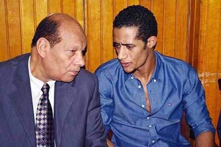بالصور.. حشد النجوم في عزاء معالي زايد.. زينة تتشاجر مع الصحفيين.. ومحمد رمضان يثير أزمة