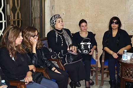 بالصور.. حشد النجوم في عزاء معالي زايد.. زينة تتشاجر مع الصحفيين.. ومحمد رمضان يثير أزمة