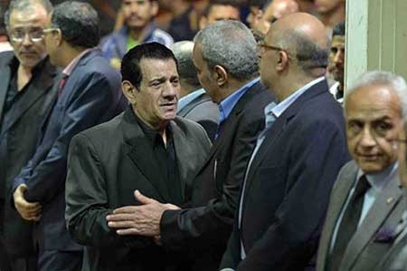 بالصور.. حشد النجوم في عزاء معالي زايد.. زينة تتشاجر مع الصحفيين.. ومحمد رمضان يثير أزمة