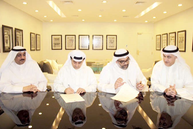 صلاح المضف ودطارق الشطي لدى توقيع الاتفاق