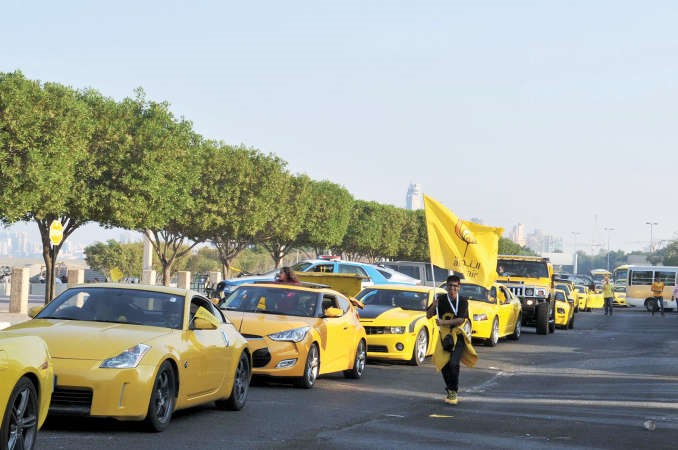 جانب من مسيرة السيارات الصفراء في شارع الخليج بمناسبة يوم اللطف العالمي 