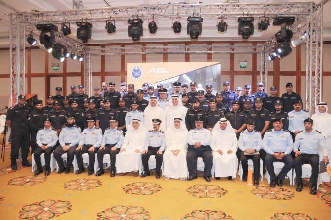 قيادات الاطفاء ومسؤولي الشركة في صورة جماعية والمكرمين 