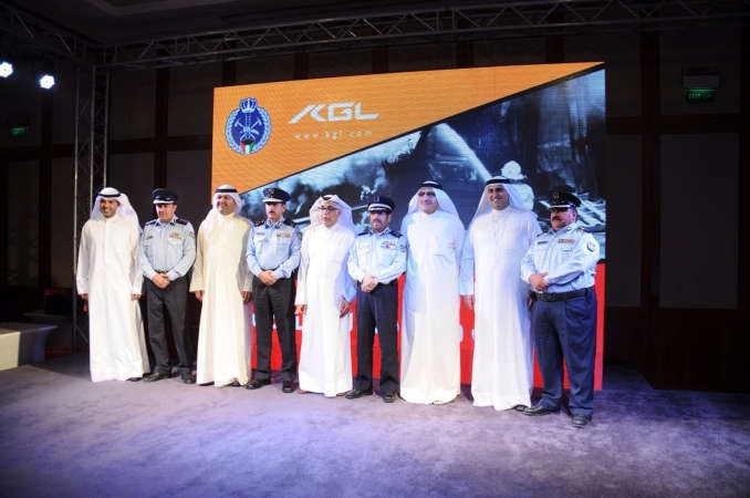 اللواء الانصاري وفاضل البغلي ممثل شركة KGL وعدد من المكرمين 