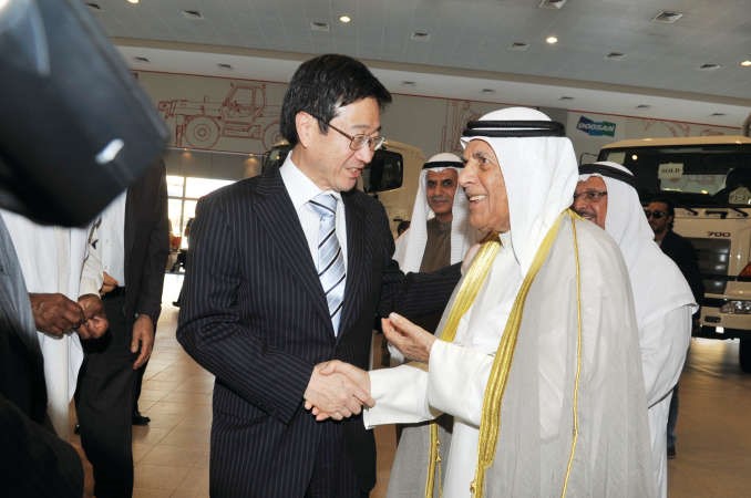 العم ناصر محمد الساير مستقبلا السفير الياباني لدى الكويت توشيهيرو تسوجيهارا