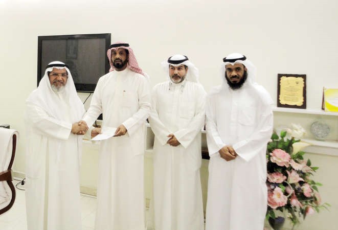 ناصر الزيد وثامر العبدلي خلال تبادل العقد