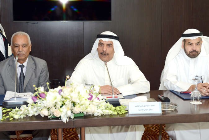 الغانم خلال افتتاحه للبرنامج بحضور عصام المطيري وممثل الارابوساي