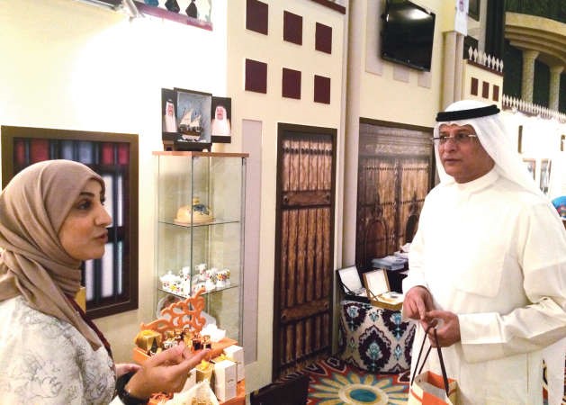 السفير متعب المطوطح خلال جولة بالمعرض