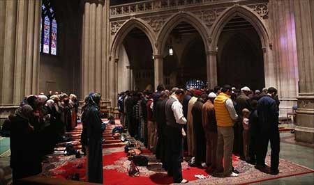 بالفيديو.. اميركية تصرخ بوجه مسلمين يصلون بكاتدرائية واشنطن لأول مرة: اخرجوا من كنيستنا