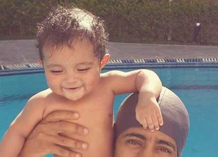 محمد رمضان مع ابنه علي