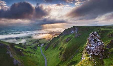 Sunrise at Winnats Pass، تصوير سفين مولير، في مقاطعة ديبريشاير