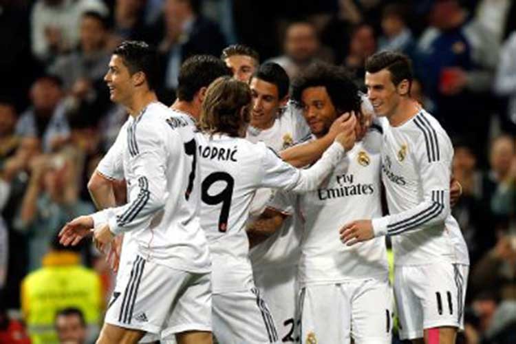 زوجة نجم ريال مدريد تنشر صورة لغرفة نومه.. من هو؟