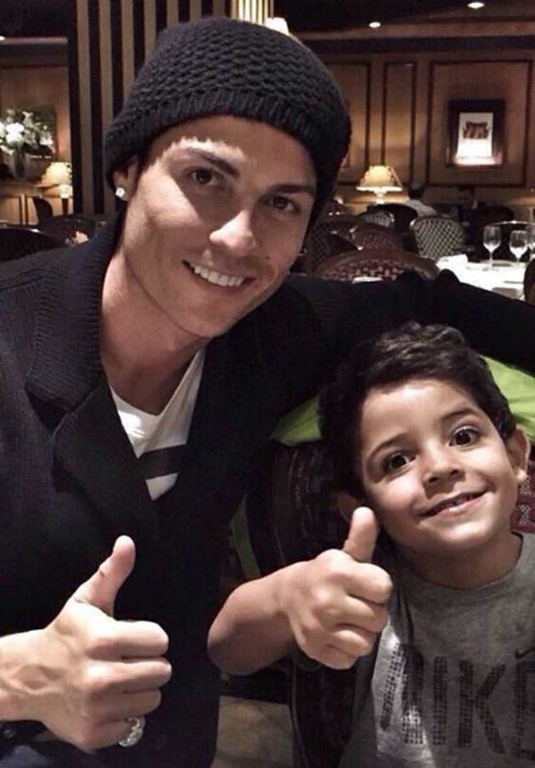 صورة.. رونالدو يحتفل بالفوز على أرمينيا بصورة مع ابنه 