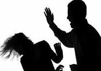 بالفيديو.. أبّ مصري يعذّب ابنته ويصيبها بعاهة بسبب 