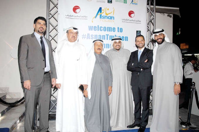 جواد بوخمسين وعلي الابرهيم وعدد من الحضور خلال الحفل