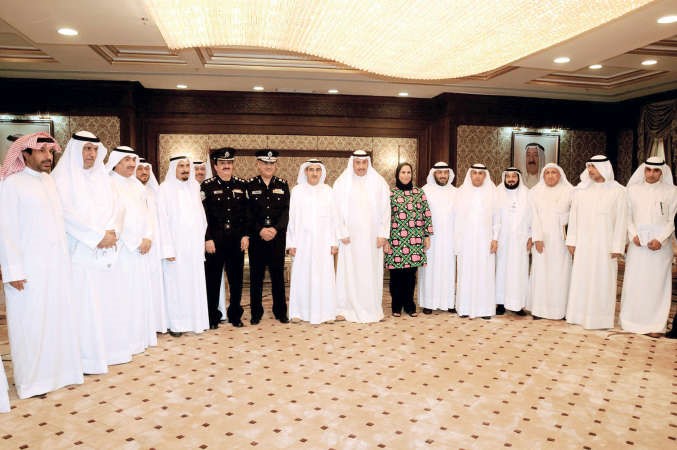 معبدالعزيز الابراهيم والشيخ فيصل الحمود وعدد من قيادات وزارة الاشغال ومسؤولي محافظة الفروانية ومختاري مناطقها	محمد خلوصي﻿