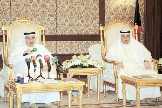 م عبدالعزيز الابراهيم متحدثا الى الحضور خلال اللقاء ويبدو الشيخ فيصل الحمود﻿