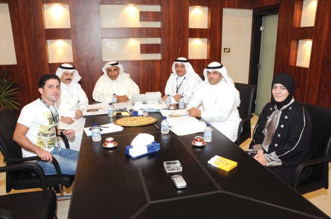 مدير التحرير الزميل محمد الحسيني مرحبا بالضيوف ناجي الزامل وسهام السهيل ومنصور الديحاني ودماجد العلي﻿