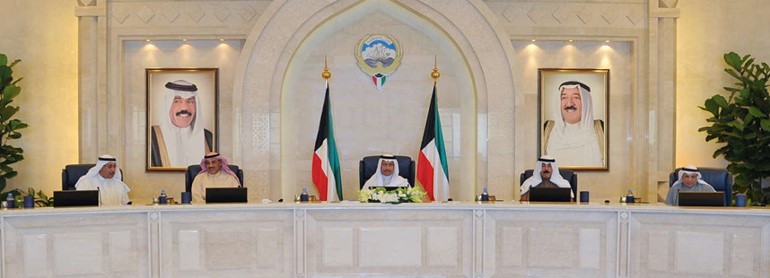 سمو رئيس الوزراء الشيخ جابر المبارك مترئسا الاجتماع بحضور الشيخ صباح الخالد والشيخ محمد الخالد والشيخ خالد الجراح ود عبدالمحسن المدعج﻿