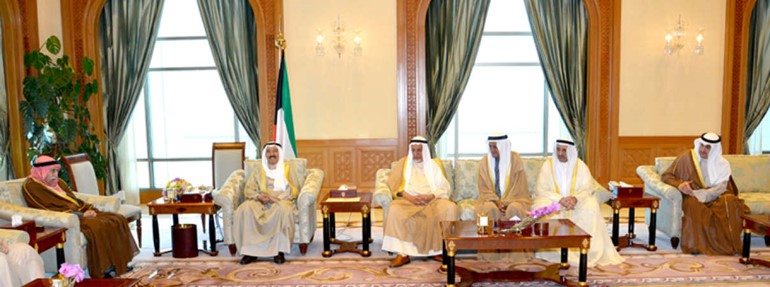 صاحب السمو الامير الشيخ صباح الاحمد خلال استقباله عددا من رجالات عائلة الرومي