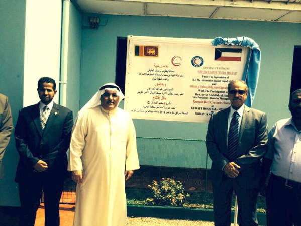 انور الحساوي والسفير يعقوب العتيقي في جولة بمستشفى العيون بسريلانكا