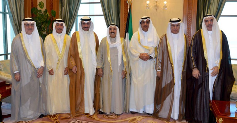 صاحب السمو الامير الشيخ صباح الاحمد متوسطا رئيس مجلس الامة مرزوق الغانم والنواب فيصل الشايع ومبارك الحريص ومبارك الخرينج وم عادل الخرافي واحمد لاري