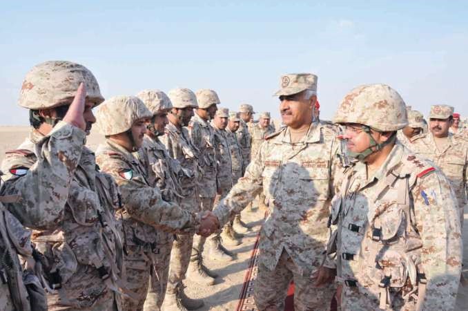 الفريق الركن محمد الخضر مصافحا عددا من المشاركين في تمرين مبارك 6﻿