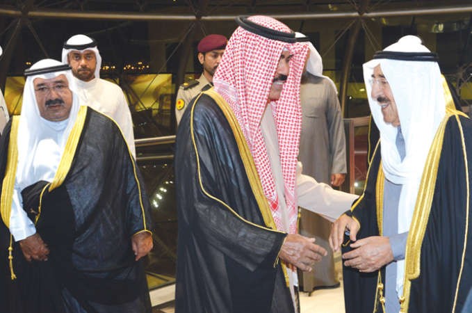 صاحب السمو الامير الشيخ صباح الاحمد لدى مغادرته وفي وداع سموه سمو نائب الامير وولي العهد
الشيخ نواف الاحمد والشيخ ناصر صباح الاحمد
