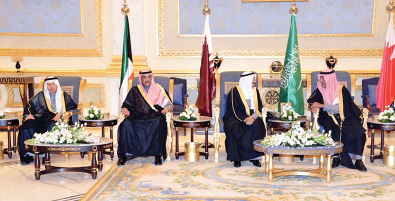 صاحب السمو الامير الشيخ صباح الاحمد وفي استقباله صاحب السمو الملكي الامير مقرن بن عبدالعزيز ويبدو الشيخ صباح الخالد واحمد فهد الفهد