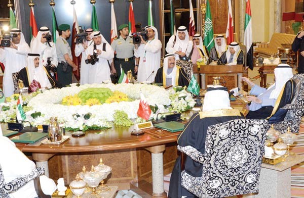 خادم الحرمين الشريفين الملك عبدالله بن عبدالعزيز وصاحب السمو الامير الشيخ صباح الاحمد وصاحب السمو الشيخ تميم بن حمد خلال اجتماع القمة