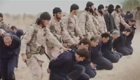 فيديو وحشي.. "داعش" يستعرض همجيته بمقطع ذبح جماعي لـ 15 رجلاً