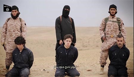 فيديو وحشي.. "داعش" يستعرض همجيته بمقطع ذبح جماعي لـ 15 رجلاً