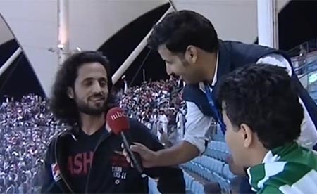 بالفيديو.. مشجع قطري يجلس بمفرده في المدرجات، فماذا فعلت معه جماهير السعودية؟