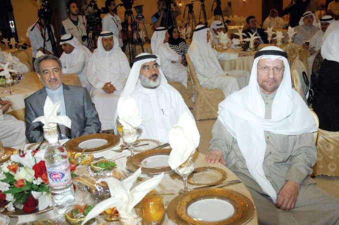 عبدالوهاب الوزان ودعجيل النشمي بين الحضور﻿