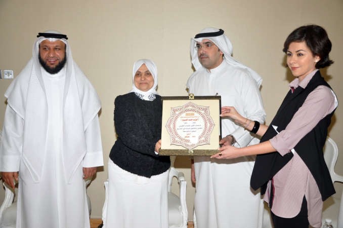 الشيخة الزين الصباح تقدم درعا تكريمية الى الوزيرة هند الصبيح