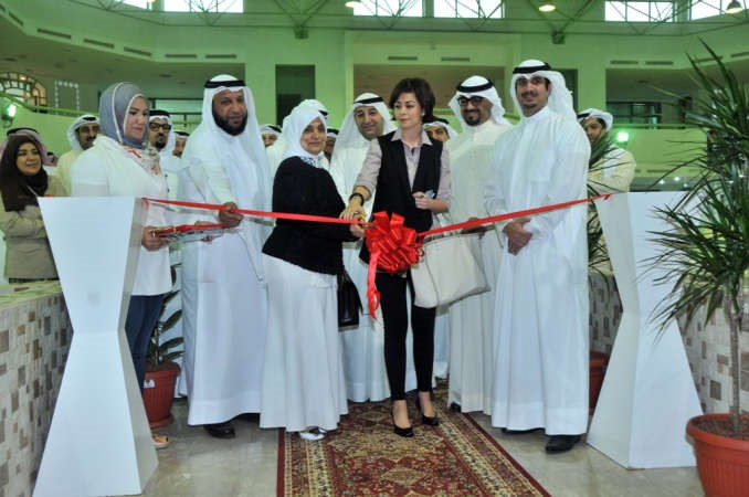 هند الصبيح وجمال الدوسري والشيخة الزين الصباح خلال قص شريط الافتتاح