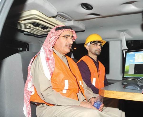 م عبدالعزيز الابراهيم داخل كابينة قيادة سيارة رصد عيوب الطرقمحمد هاشم