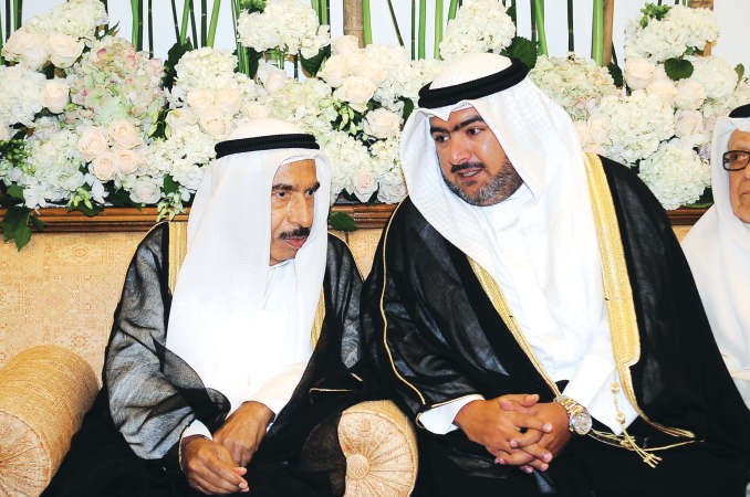 الشيخ ثامر العلي في حديث مع والد المعرس عبدالعزيز العثمان
﻿