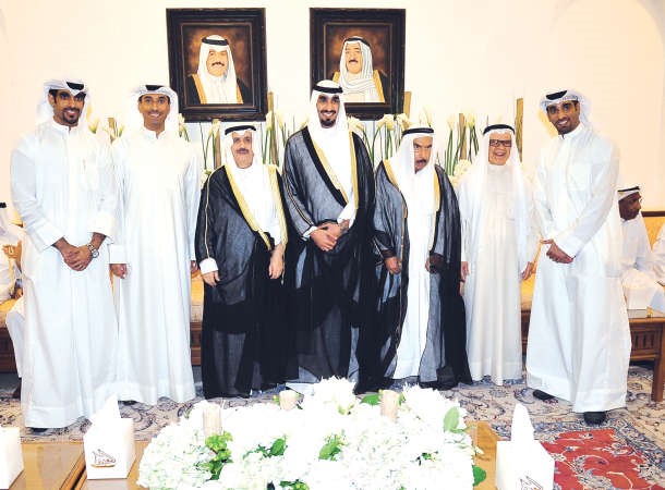 المعرس متوسطا والده عبدالعزيز العثمان وعمه محمد الرومي وفهد المعجل واشقاءه فواز ومشعل وسليمان العثمان
﻿