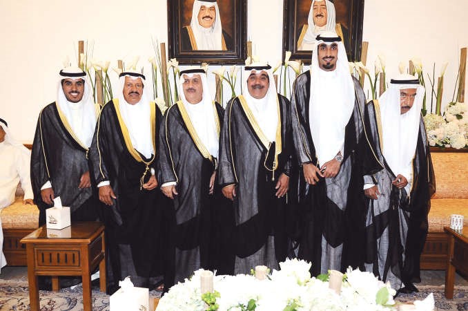 الشيخ فيصل المالك والشيخ دعيج الخليفة يباركان
﻿