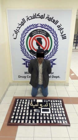 احد المتهمين وامامه كمية من المضبوطات ﻿