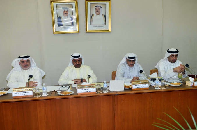 دعودة الرويعي ودخليل عبدالله واحمد القضيبي وخليل الصالح اثناء اجتماع لجنة تنمية الموارد البشرية