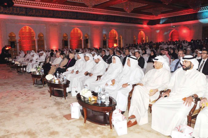 عبدالرحمن المطيري وعدد من الحضور خلال افتتاح المؤتمر